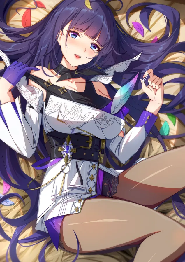 青い目をした美しいアニメの女の子の横たわるポーズ 2K 壁紙