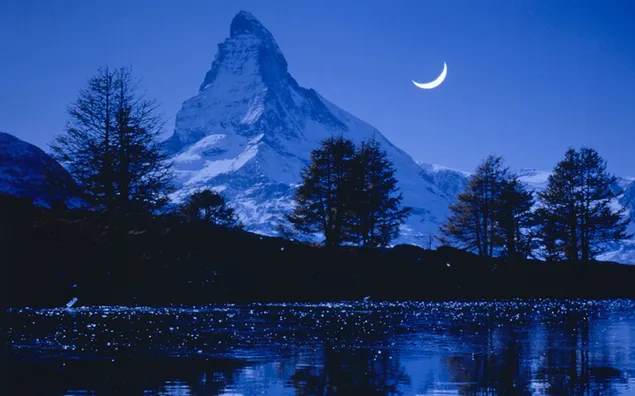 Maan boven de Matterhorn