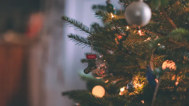 muat turun pukulan makro ornamen stoking krismas pada pokok krismas