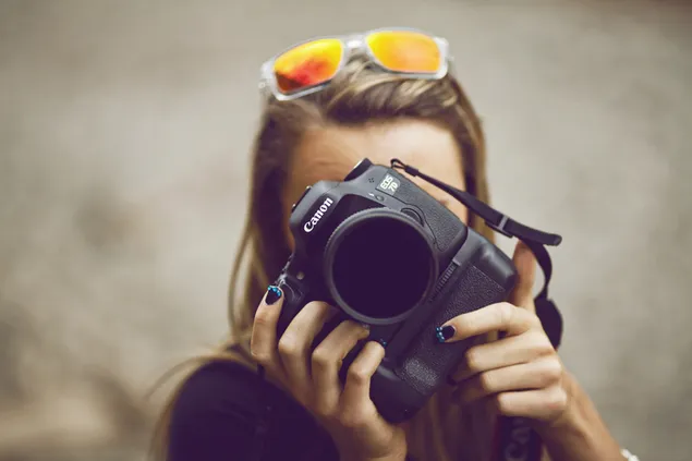 Mädchen mit Canon-Kamera