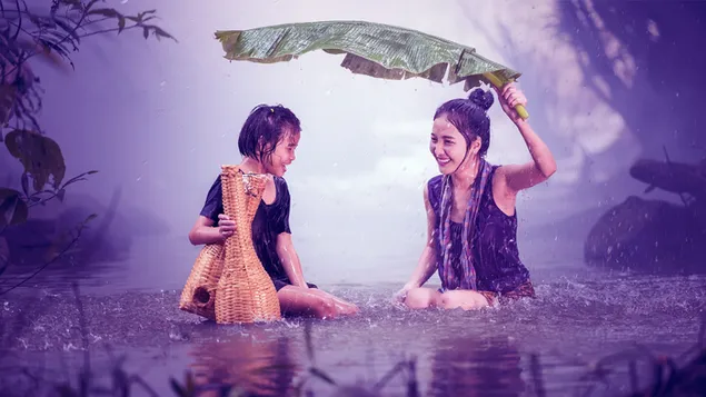 Madre e hija bañándose bajo la lluvia