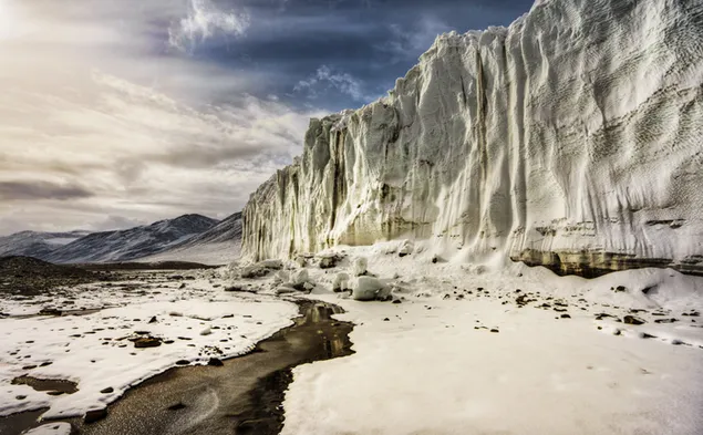 Magnífica Antártida con vista cubierta de nieve de rocas glaciales y montañas