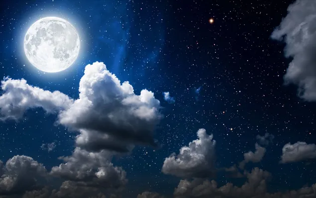 星空と曇り空に満月の夜の壮大な景色