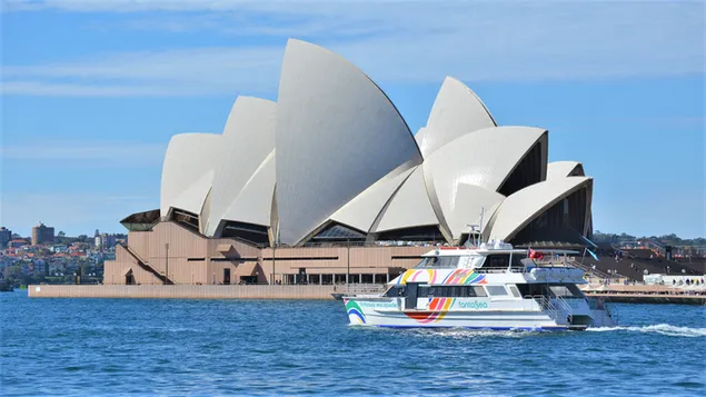 Prachtig met zijn geavanceerde architecturale structuur, het operagebouw van Sydney en het uitzicht op de veerboot op zee.