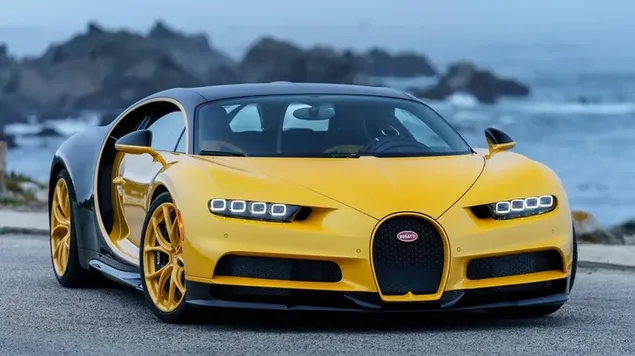 Magnífico Bugatti con ruedas de acero amarillas y amarillas al borde de los acantilados y el mar
