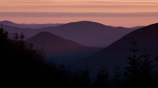 kreshta madheshtore e malit nen ngjyrat e muzgut shkarkim