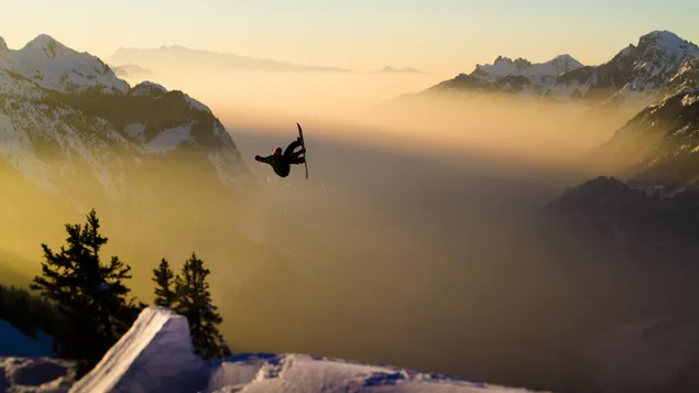 雪の崖と霧の風景の山でサーフィンをする男 ダウンロード
