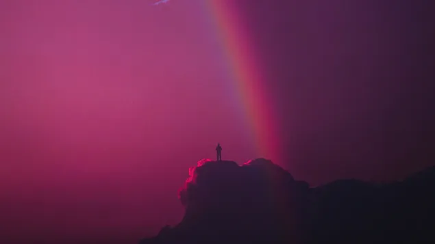 nguoi dan ong duoi cau vong tai xuong