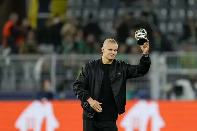 manchester city se jong voorspeler erling haaland poseer by die stadion met die trofee aflaai