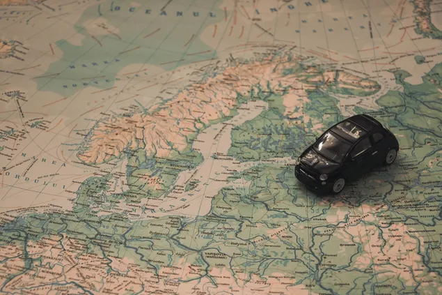 Bản đồ cho thấy Châu Âu và một chiếc xe hơi màu đen thu nhỏ