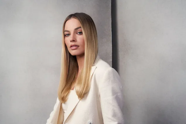 Páipéar balla Bean álainn Margot Robbie le gruaig fhada fhionn agus seaicéad bán, cúlra liath2K