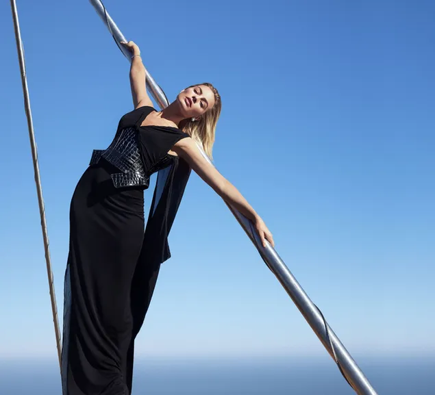 descarcare margot robbie actrita celebra in aer liber in tinuta neagra