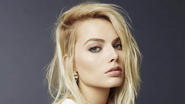 Taustakuva Margot Robbie lähikuva kasvot ampui harmaa tausta 4K