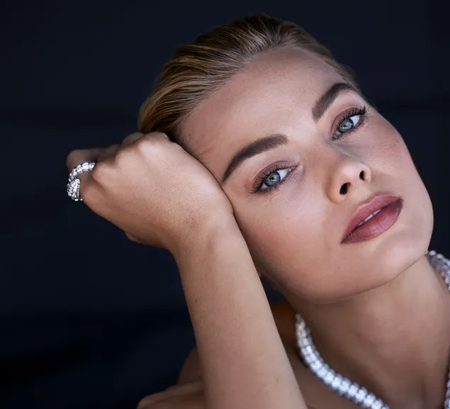 descarcare margot robbie, celebra actrita, imagine in prim-plan, fundal negru