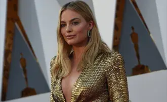 Tapeta Margot Robbie ve zlatých flitrových šatech 2K