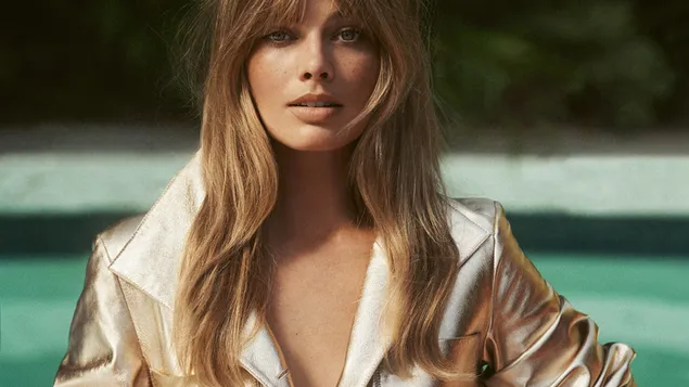 descarcare margot robbie in tinuta ei stralucitoare de langa piscina