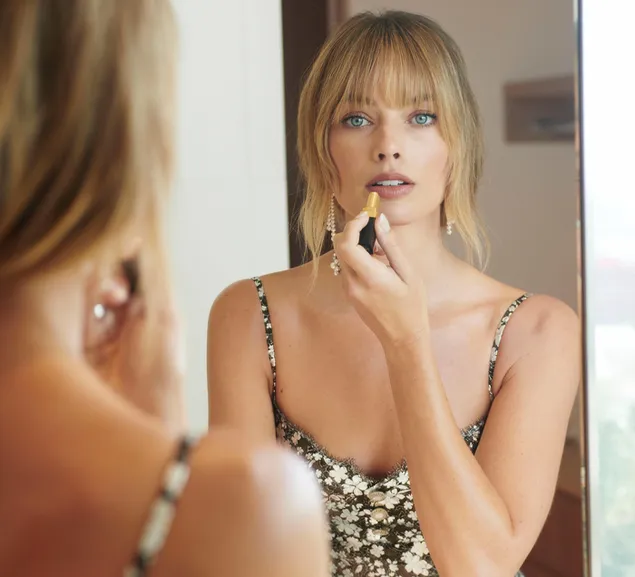 descarcare margot robbie se machiaza in fata oglinzii, isi pune ruj pe buze