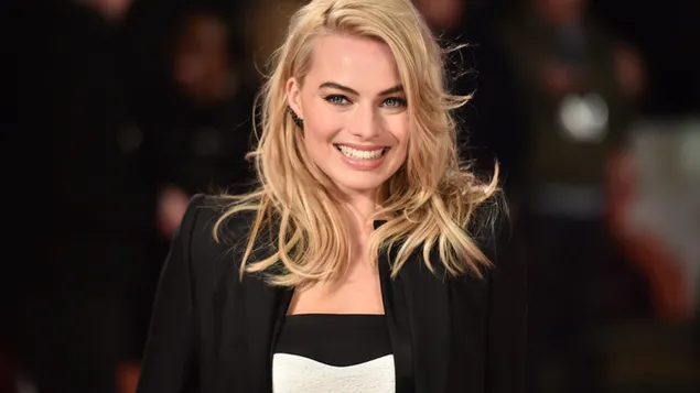 รอยยิ้มที่สวยงามของ Margot Robbie กับผมสีบลอนด์ของเธอ 4K วอลเปเปอร์