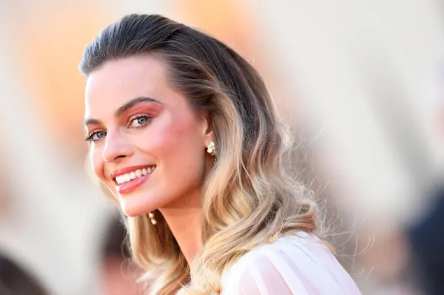 margot robbie mit ihrem wunderschonen gesicht, kurzen blonden haaren, lachelnd herunterladen