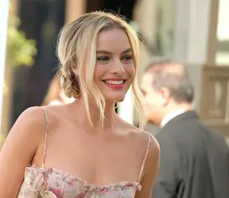 Tapeta Margot Robbie se svými blond vlasy a krásným úsměvem 2K