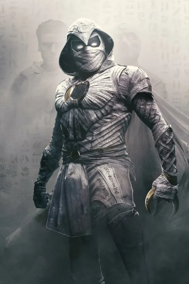 Kostum karakter Marvel Moon Knight memegang simbol bulan sabit