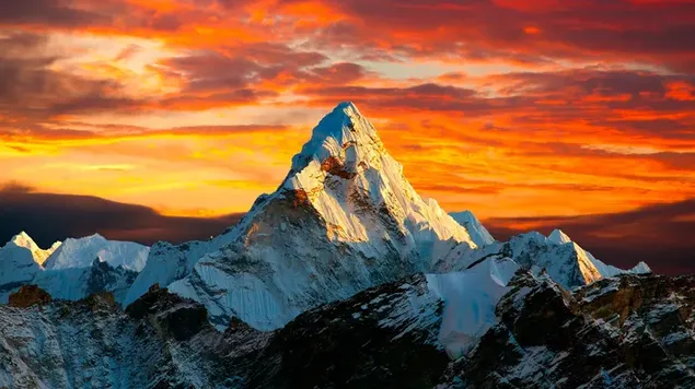 Maravillosa vista de las nevadas montañas del Himalaya al amanecer.