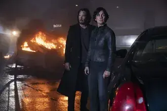 Matrix Resurrection - Trinity dan Neo memeriksa sekeliling berhampiran sebuah kereta hitam 4K kertas dinding