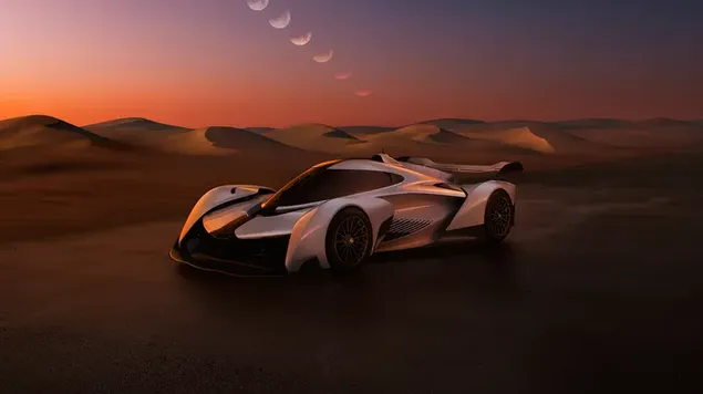 McLaren achter woestijn en maan