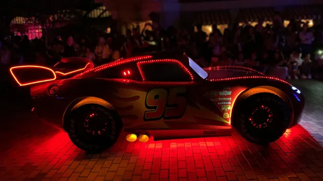Mcqueen Cars podczas parady w parku rozrywki Disneyland 4K tapeta