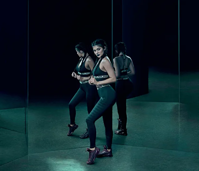 Media-persoonlijkheid Kylie Jenner's reflectie in de spiegel met een puma-trainingsbroek
