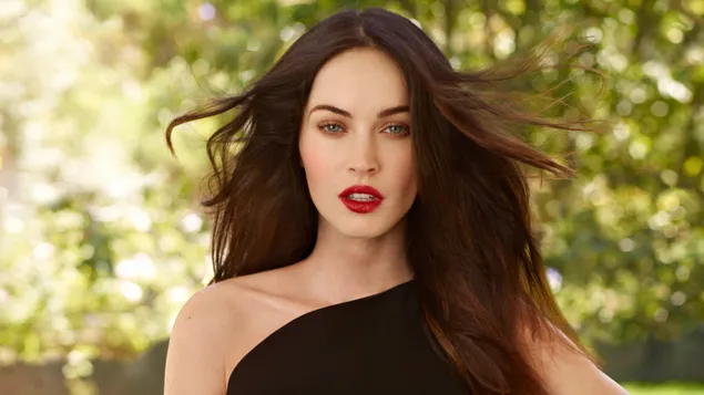 „Megan Fox“ nuostabi amerikiečių aktorės juoda suknelė ir raudonos lūpos atsisiųsti