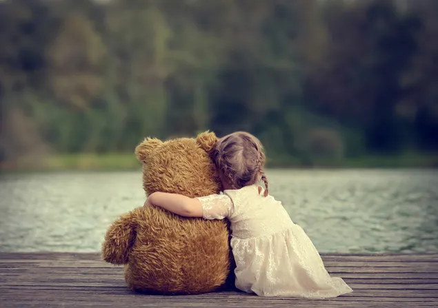 Meisje knuffelt de teddy