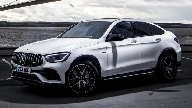 Mercedes AMG GLC 43 SUV Putih Depan unduhan