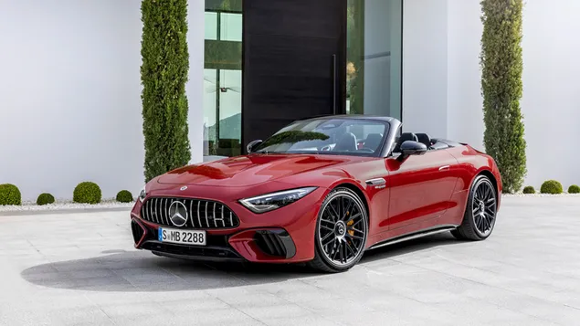 Mercedes-AMG SL63 2022 tampak belakang dan samping warna merah di depan gedung unduhan