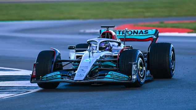 Taustakuva Mercedes AMG W13 2022 Formula 1 uusi auto edestä ja sivulta katsottuna kiitotielle 4K