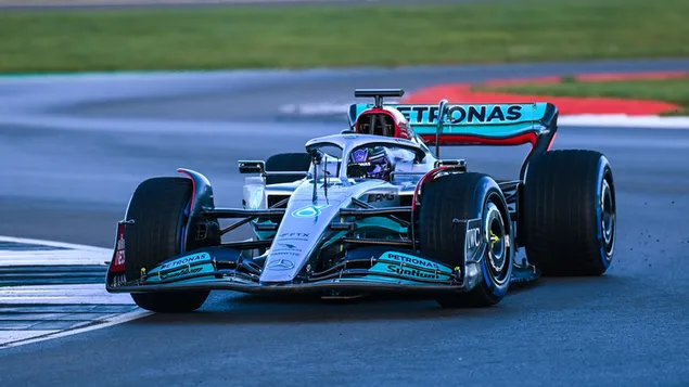 Mercedes AMG W13 2022 Formule 1 nieuwe auto voor- en zijaanzicht op startbaan