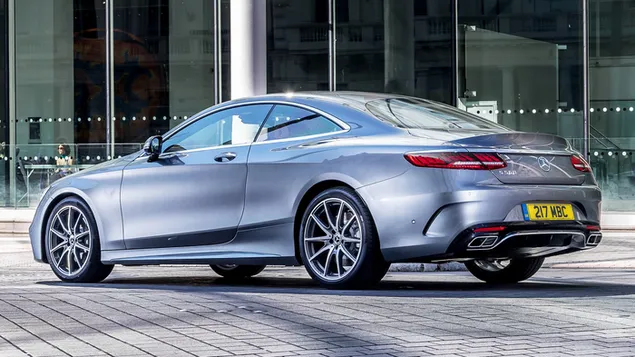 Mirada lateral del coche deportivo Mercedes-Benz Clase S
