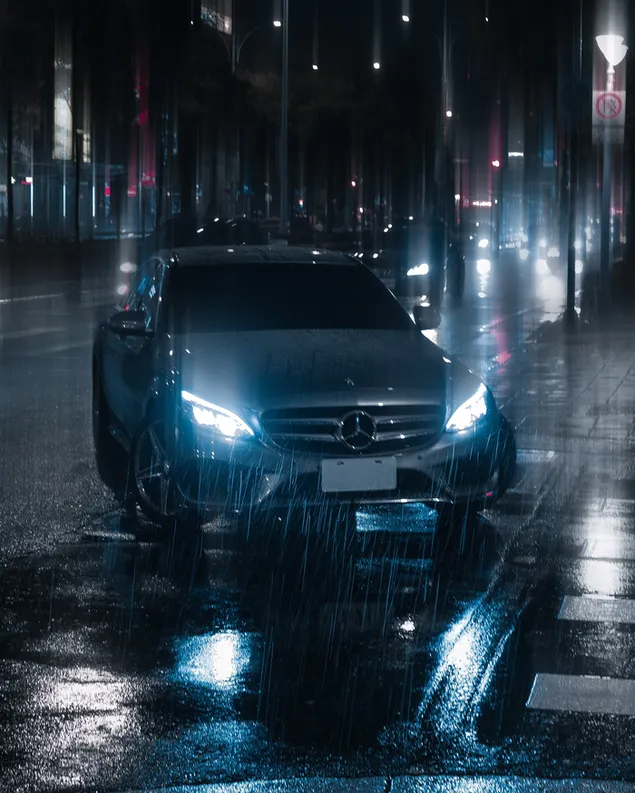 Mercedes parkeerde 's nachts in de regen 2K achtergrond