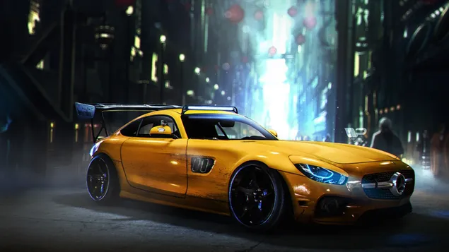 Mobil sport Mercedes, dengan warna kuning, roda hitam baja, di antara remang-remang lampu kota di malam hari.