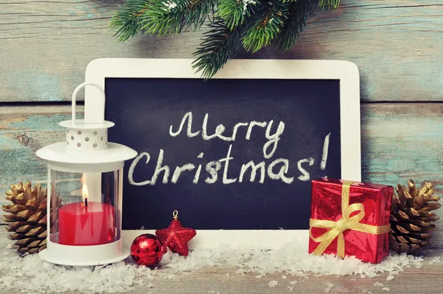 Frohe Weihnachtsgrüße auf Tafel mit Weihnachtsschmuck HD Hintergrundbild