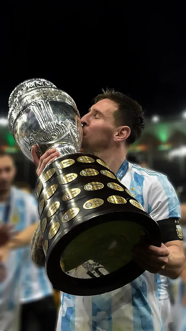 messi hou die trofee in die stadion met die argentinie se nasionale span-trui aflaai