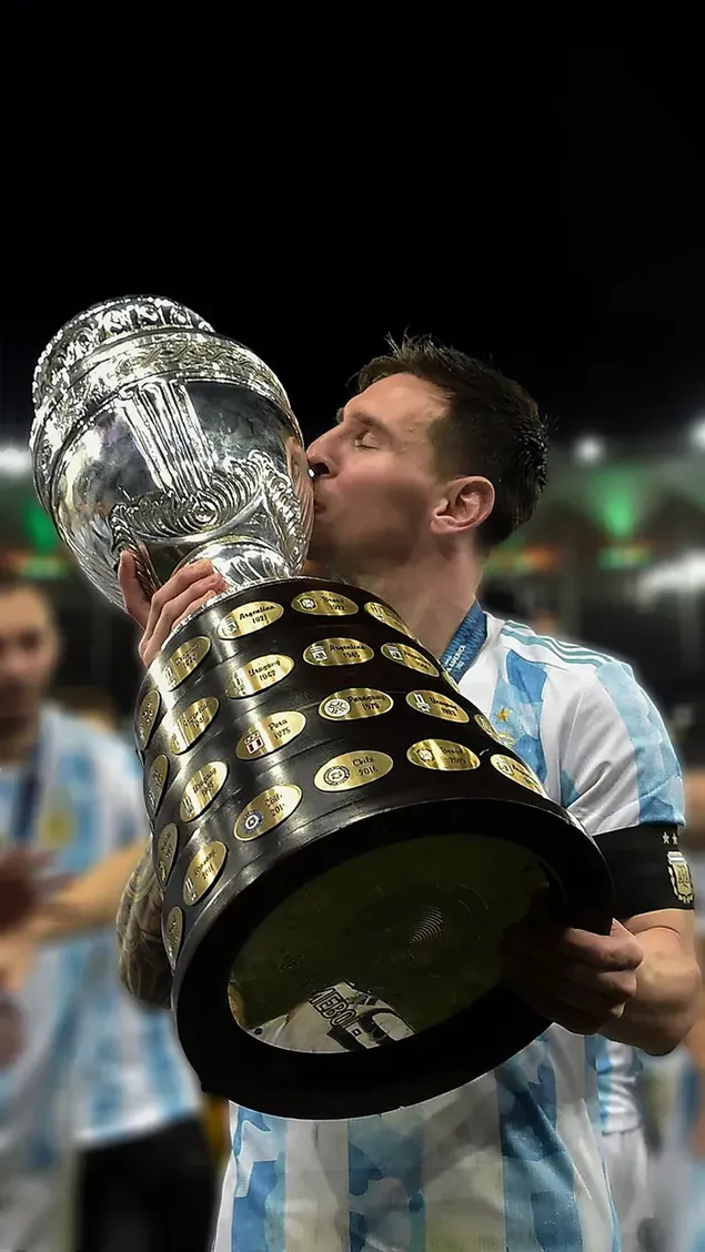 Messi houdt de trofee vast in het stadion met het shirt van het Argentijnse nationale team