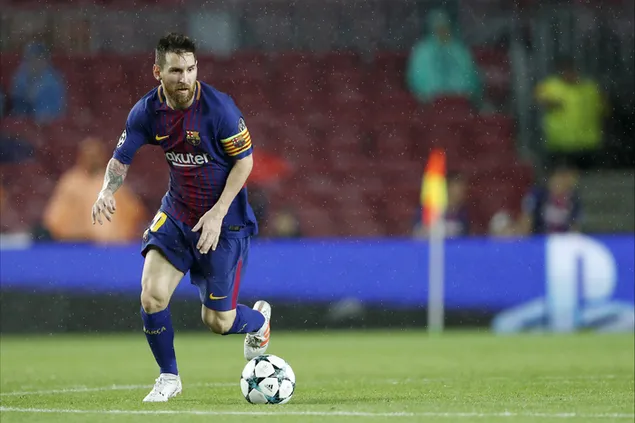 Messi spielt im Stadion mit UEFA-Ball 4K Hintergrundbild
