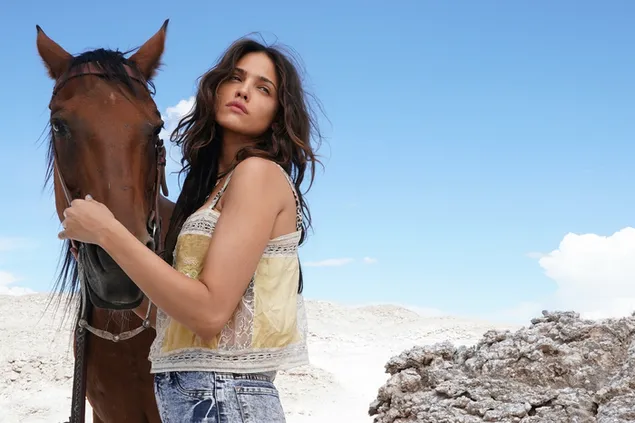 La actriz y cantante mexicana Eiza González con un caballo 4K fondo de pantalla