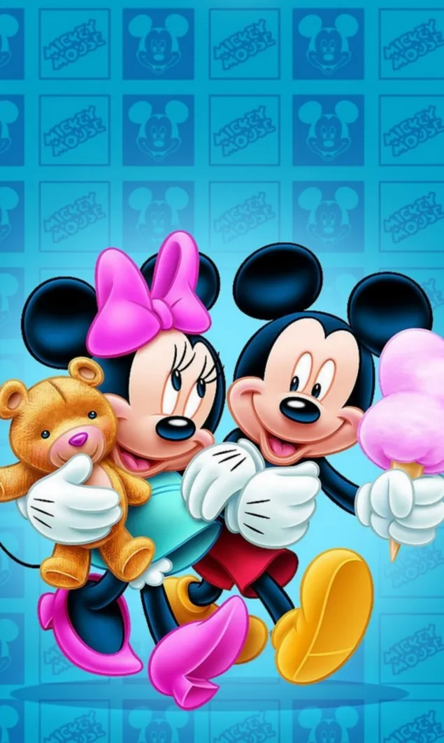 Mickey y Minnie con osito de peluche
