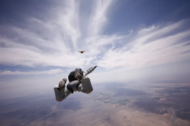 Militärische Fallschirmjäger - Fallschirmspringen 2K Hintergrundbild