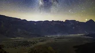 Milchstraße und Berglandschaft 2K Hintergrundbild