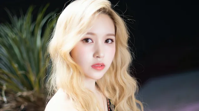 مینا در «More & More» MV [2020] فیلمبرداری از Twice (گروه K-Pop) کاغذدیواری  4K