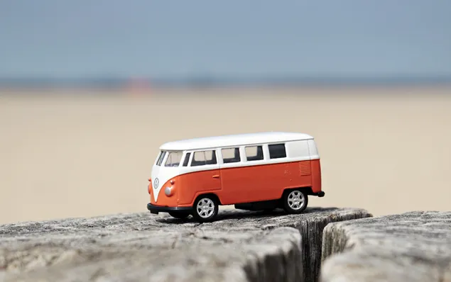 Miniatura de furgoneta Volkswagen blanca y naranja