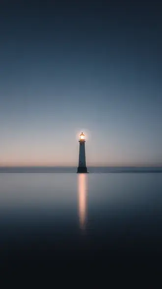 minimalisticky majak stojici sam v klidne vode behem klidneho modreho hodinoveho soumraku za zapadu slunce stahnout